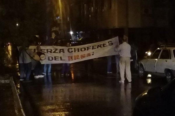 Conflicto en el transporte: un grupo de choferes insiste en retomar el paro