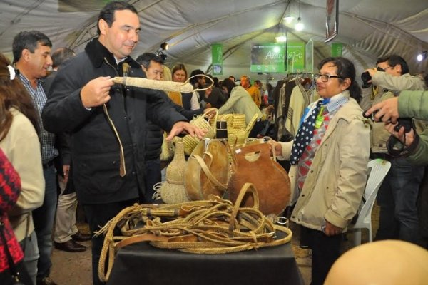 Valdés manifestó su apoyo a los artesanos en la feria Arandú Po