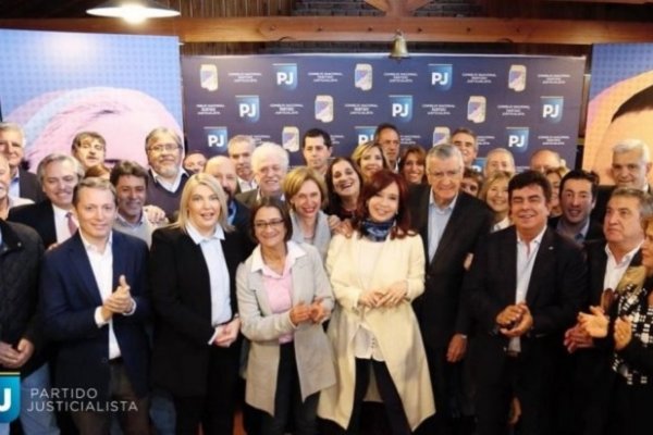 Cristina participó de la cumbre del PJ y pidió armar una coalición grande