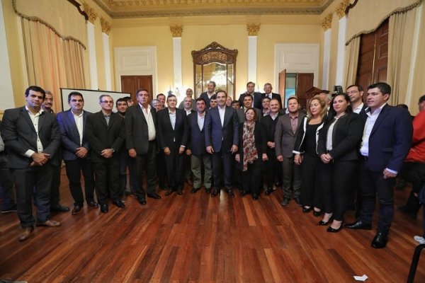 Valdés firmó convenio para la construcción de 380 viviendas en 33 municipios y 6 parajes de Corrientes