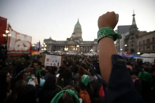 Con una masiva marcha, presentaron el proyecto para legalizar el aborto en el Congreso