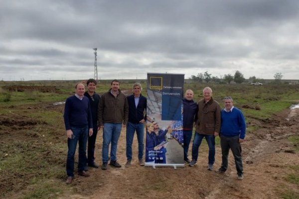 El gobierno de Valdés inauguró otra piedra