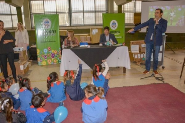 Valdés fortaleció su compromiso con la educación pública y entregó equipamientos a 42 escuelas