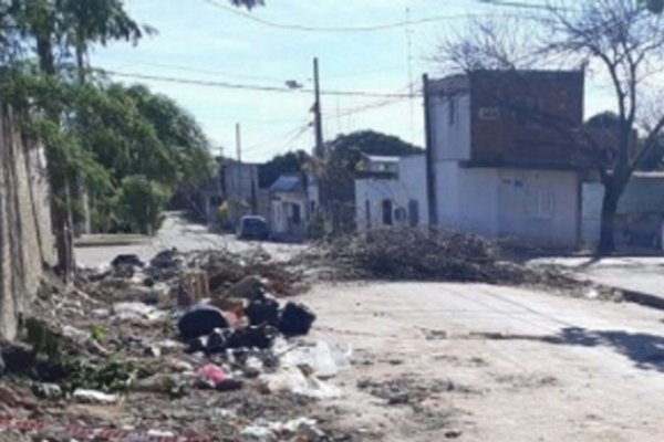 Barrio Bañado Norte: Vecinos cortaron una calle por el socavamiento del pavimento