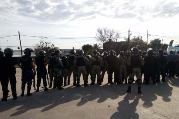 Violenta siesta correntina con duros enfrentamientos entre la policía y los choferes