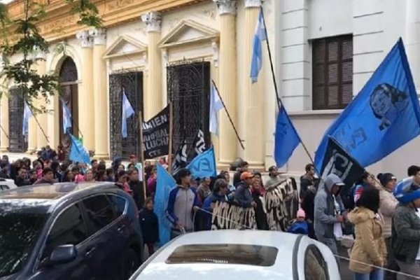 Masiva manifestación en Corrientes pidiendo que se declare la emergencia social