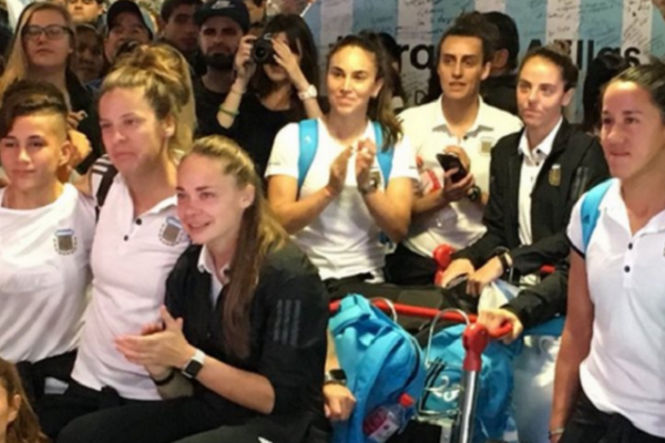 Cientos de hinchas recibieron a las jugadoras de la Selección argentina tras el histórico mundial