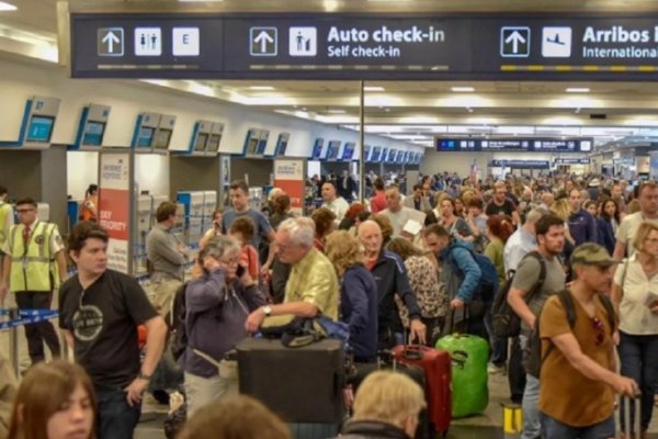 El paro de los controladores aéreos vuelve a afectar a los vuelos en Ezeiza y Aeroparque