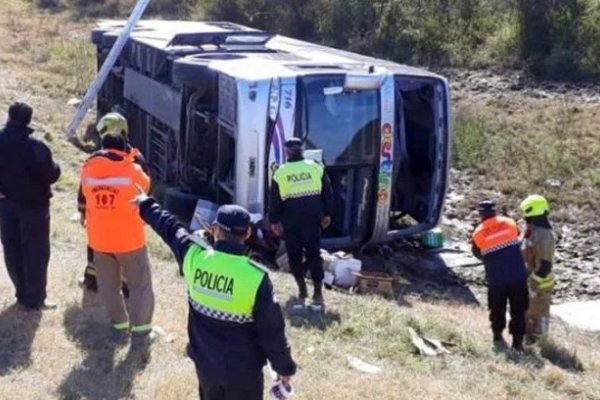 Ya son 16 los muertos tras el vuelco de un micro con jubilados en Tucumán