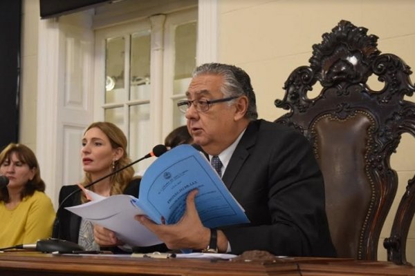 El Presidente de Diputados Cassani saluda a los trabajadores legislativos en su día