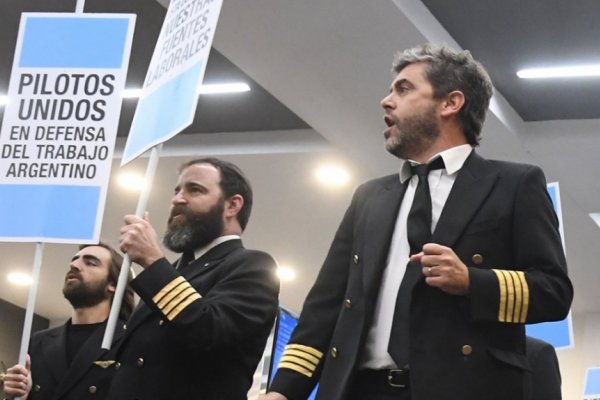 El Gobierno denunció a los pilotos por exponer su conflicto a través de los autoparlantes