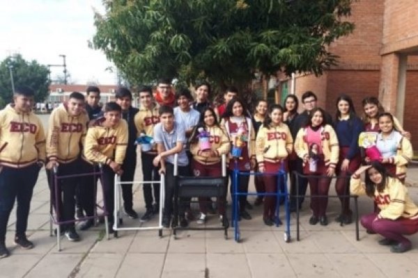 Alumnos del colegio Dr Eloy M Ortega reciclaron bancos y los convirtieron en andadores