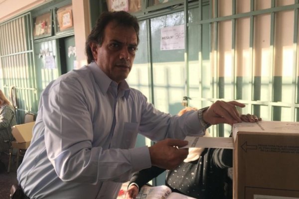 El candidato Justicialista Daniel Caran emitió su voto en la Escuela Dr. Félix María Gómez