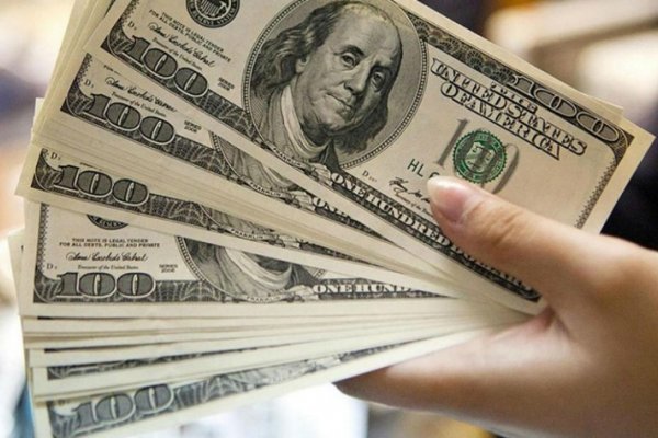 El dólar vuela un 34% y supera los $62, mientras las miradas apuntan al Central