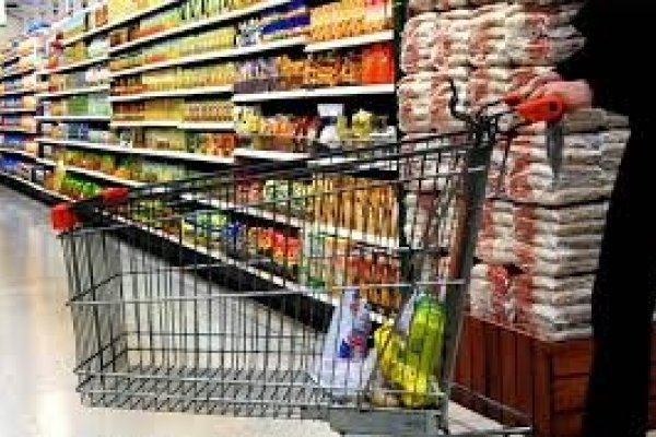 Ante la inestabilidad del dólar, almacenes y supermercados no quieren vender mercaderías