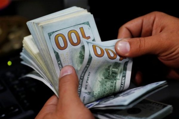 Fuerte baja del dólar en el cierre de una semana frenética