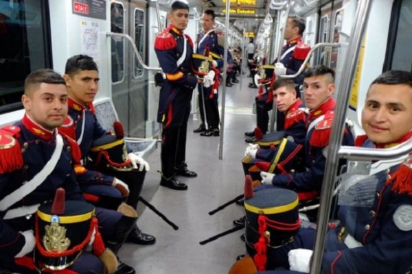 Granaderos sin caballos: tomaron el subte para ir a la misa en homenaje a San Martín