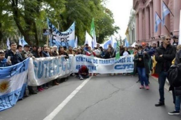 Maestros correntinos reclaman el 35% de emergencia y adhieren al paro nacional