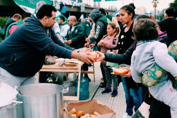 Organizaciones sociales instalan ollas populares en Plaza de Mayo