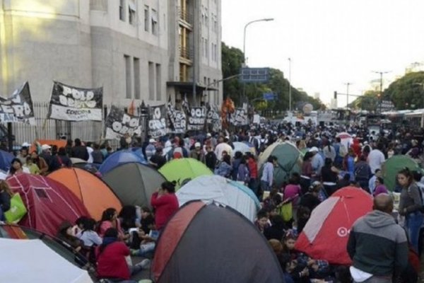 Tras los incidentes y a pesar del pedido de Alberto, sigue el acampe en la 9 de Julio