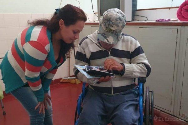 Después de casi 30 años, el hombre que vivía en una caja se reecontró con su hija