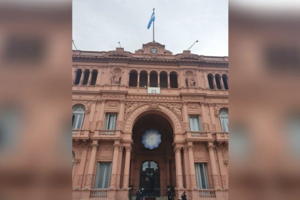 La Casa Rosada amaneció con un aro de básquet en su entrada