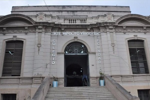 El Colegio Hipólito Yrigoyen en estado de abandono a cuatro cuadras del Ministerio de Educación