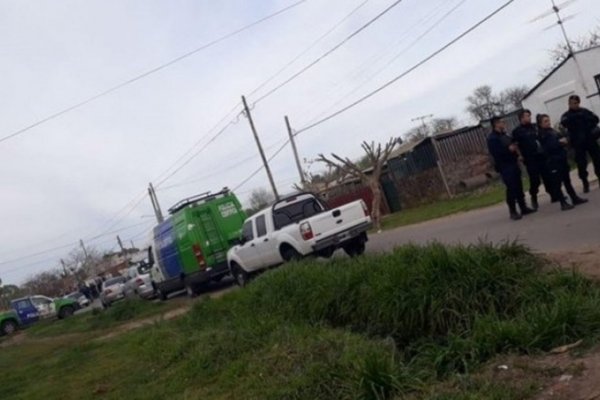 Los Hornos: Abusaba de su hijastra, lo descubrieron y se atrincheró con ella en su casa