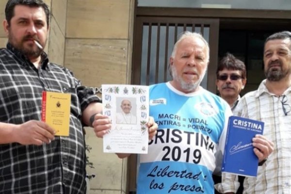 Con foto del Papa y la remera de Cristina 2019, Omar Caballo Suárez reapareció en Comodoro Py para su juicio