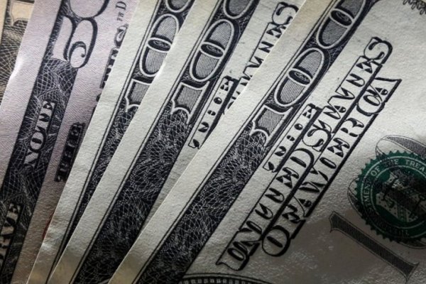 El dólar anota su quinta suba en fila y se consolida por encima de $60