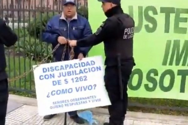 El drama del jubilado que se encadenó en Casa Rosada: No puedo vivir con 1300 pesos