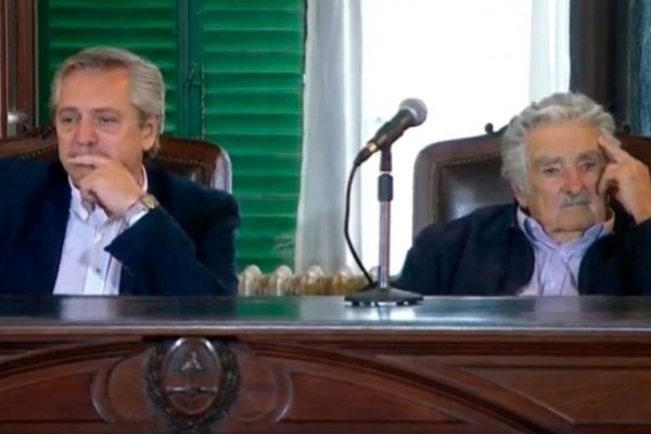 Alberto Fernández visitó el Nacional Buenos Aires junto a Pepe Mujica y criticó a Mauricio Macri