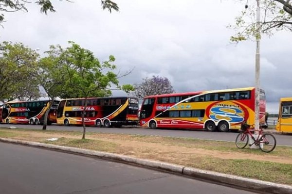 Macri en Corrientes: La caravana de la felicidad #SiSePuede acarrear en colectivos