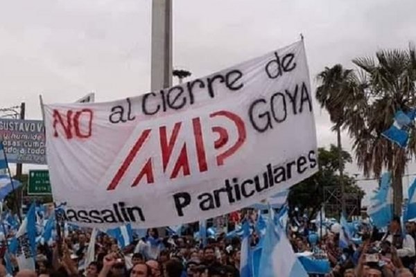 La bandera que se infiltró y que no le gustó a Macri en Corrientes