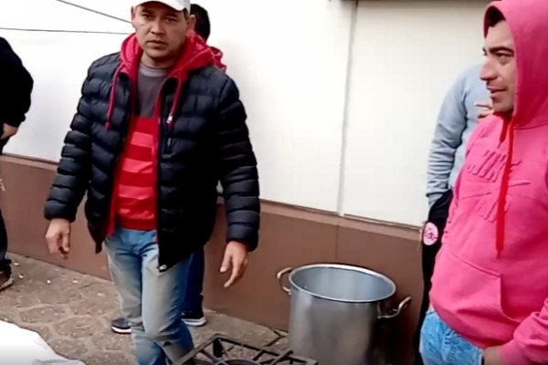 Crisis de Goya: obreros en la calle entre olla popular y un abrazo simbólico a Massalin Particulares