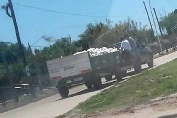 Corrientes reparte bolsitas de mercaderías con la boleta de Macri y Pichetto