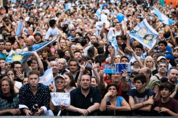 Una multitud espera a Alberto Fernández y Cristina Kirchner en el búnker de Chacarita