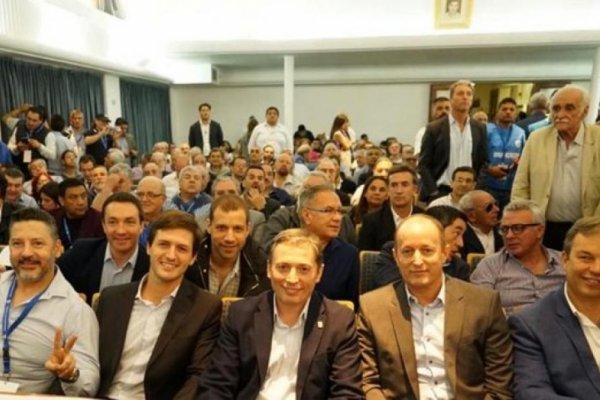 Los intendentes peronistas acompañaron a Fernández a la CGT