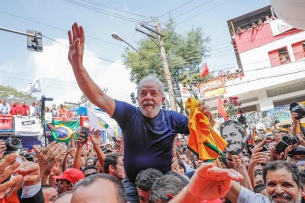 En Vivo: Multitudinaria vigilia en Curitiba aguarda la liberación de Lula