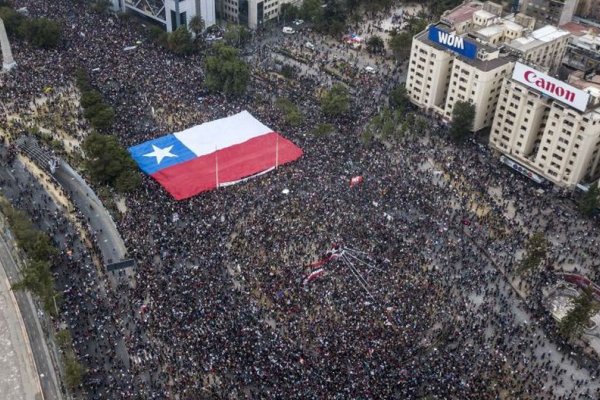 En Vivo: Manifestantes toman la Plaza Italia en la tercera marcha más grande de Chile