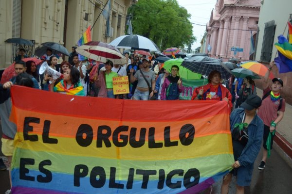 A pesar de la lluvia, Corrientes se vistió de colores con la Marcha del Orgullo