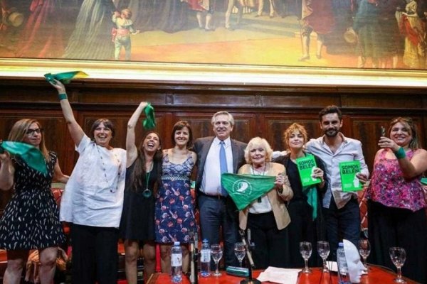 Alberto presentó un libro sobre el aborto y será el primer presidente y apoyar la legalización