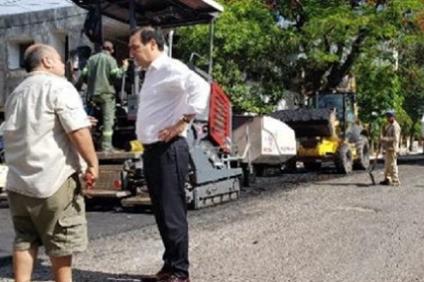 Con el traje de intendente Valdés supervisa obras de asfaltado en Capital