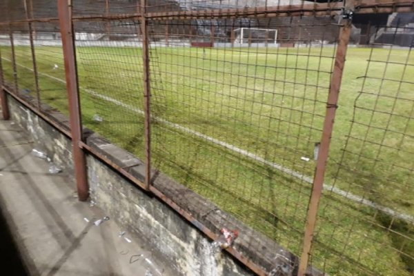 Huracán de Corrientes: Violento ataque a la cancha, por hinchas de Mandiyú