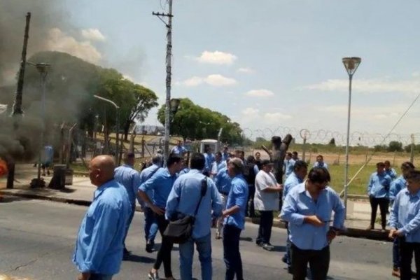 Rebelión en la UTA: más de 50 líneas que no responden a Roberto Fernández paralizan sus recorridos