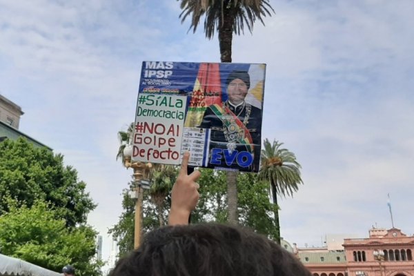 Evo Morales se sumó a la marcha de las Madres de Plaza de Mayo