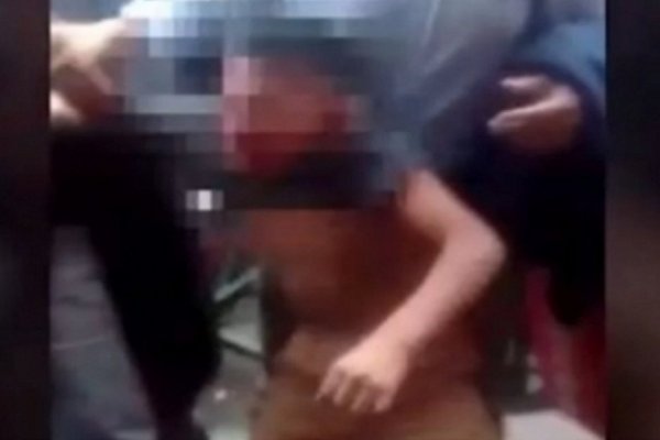 Imputaron a la madre que atacó a sus hijos con un machete por haber comprado golosinas