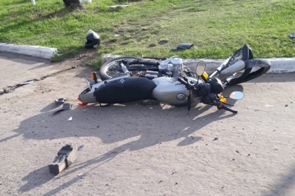 Un motociclista murió este mediodía al chocar contra un árbol