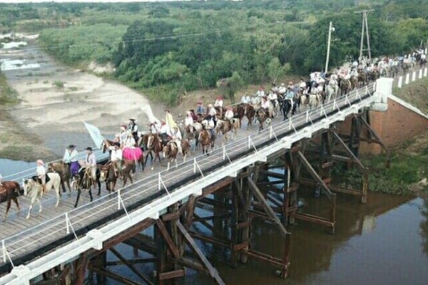 Corrientes: Cientos de jinetes rumbo al Puente Pexoa