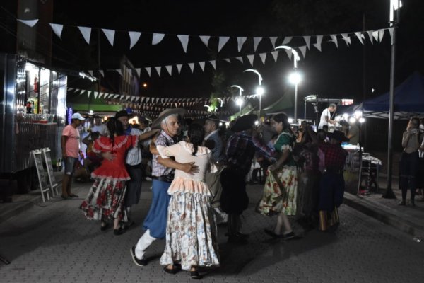 Corrientes: Gran Concurrencia de Público en la cuarta noche de Feria de Gastronomía y artesanías